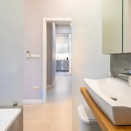 Ultra - Super Comfy - Balcony Apartment