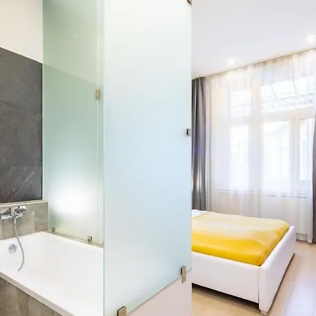 Ultra - Super Comfy - Balcony Apartment